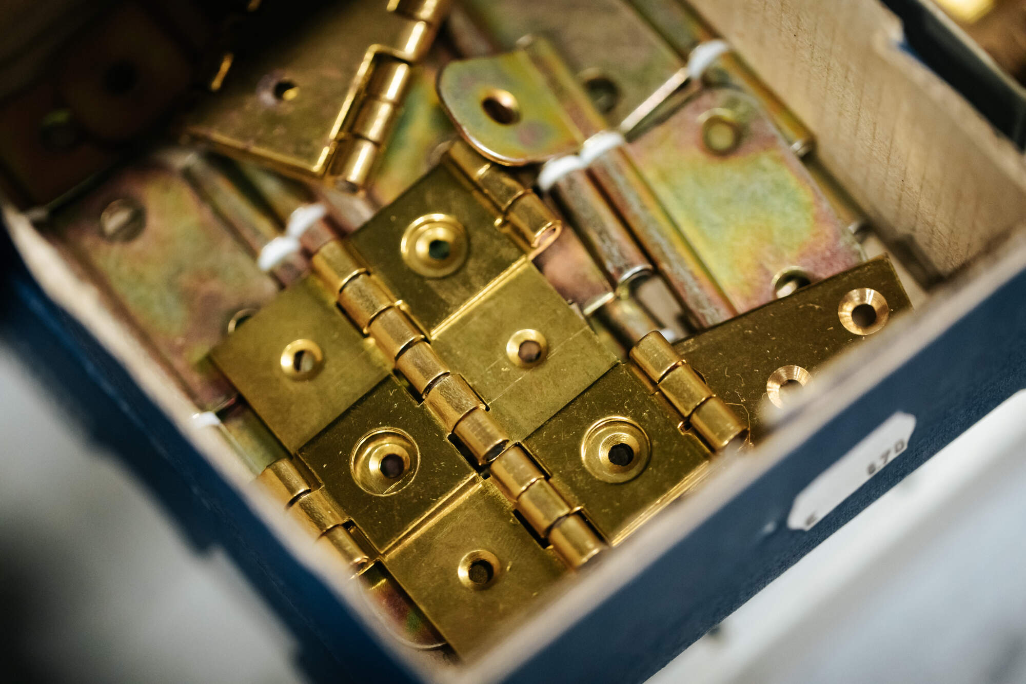 Quincaillerie gonds et charnières